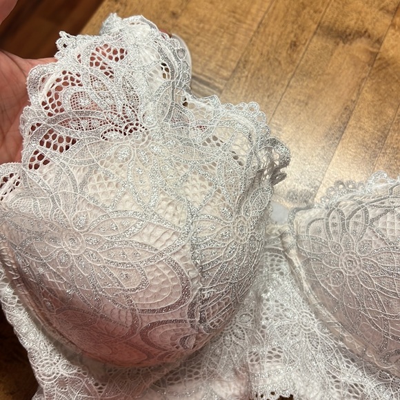 White & Silver Maidenform  38D Bra - Picture 2 of 3